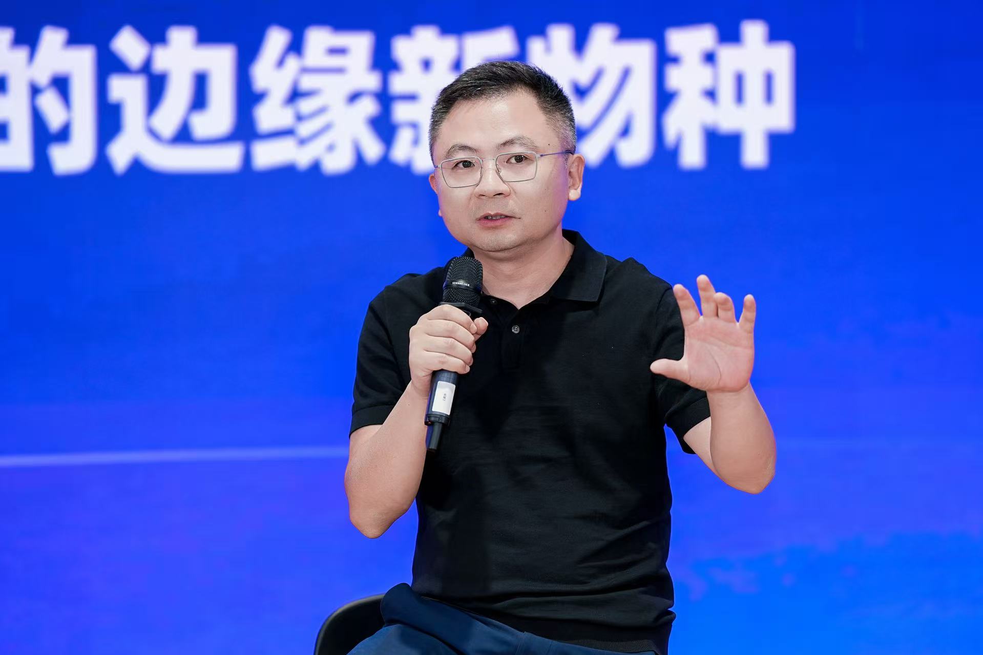 AI算力架构迈向端-边-云协同，联想携手IDC发布《AI主机》白皮书