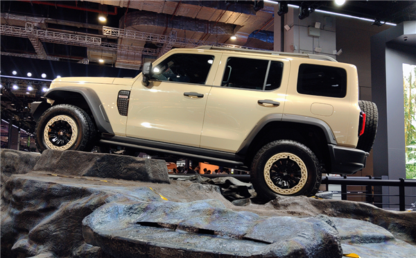 敢和Jeep牧马人掰手腕：坦克300前后硬桥版实车曝光！