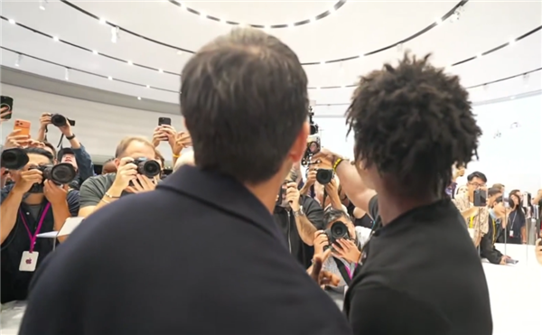 甲亢哥见到苹果CEO特努斯！手持iPhone Duo合影 现场翻跟头