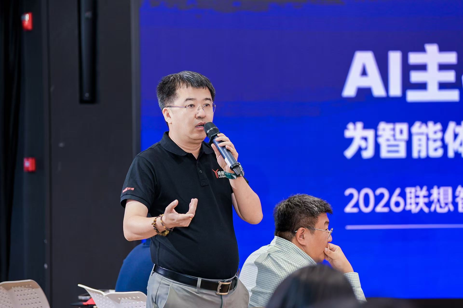 AI算力架构迈向端-边-云协同，联想携手IDC发布《AI主机》白皮书
