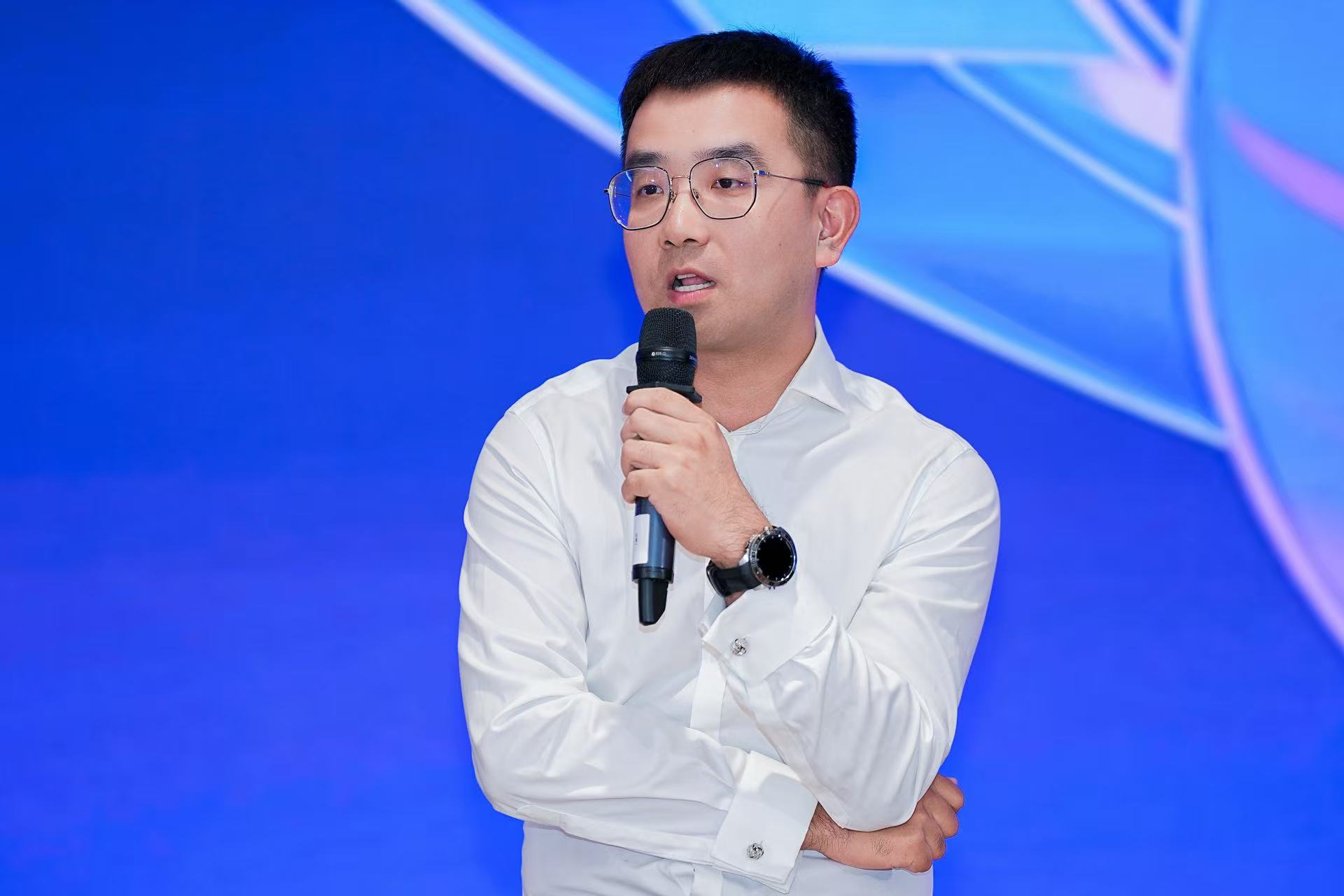 AI算力架构迈向端-边-云协同，联想携手IDC发布《AI主机》白皮书