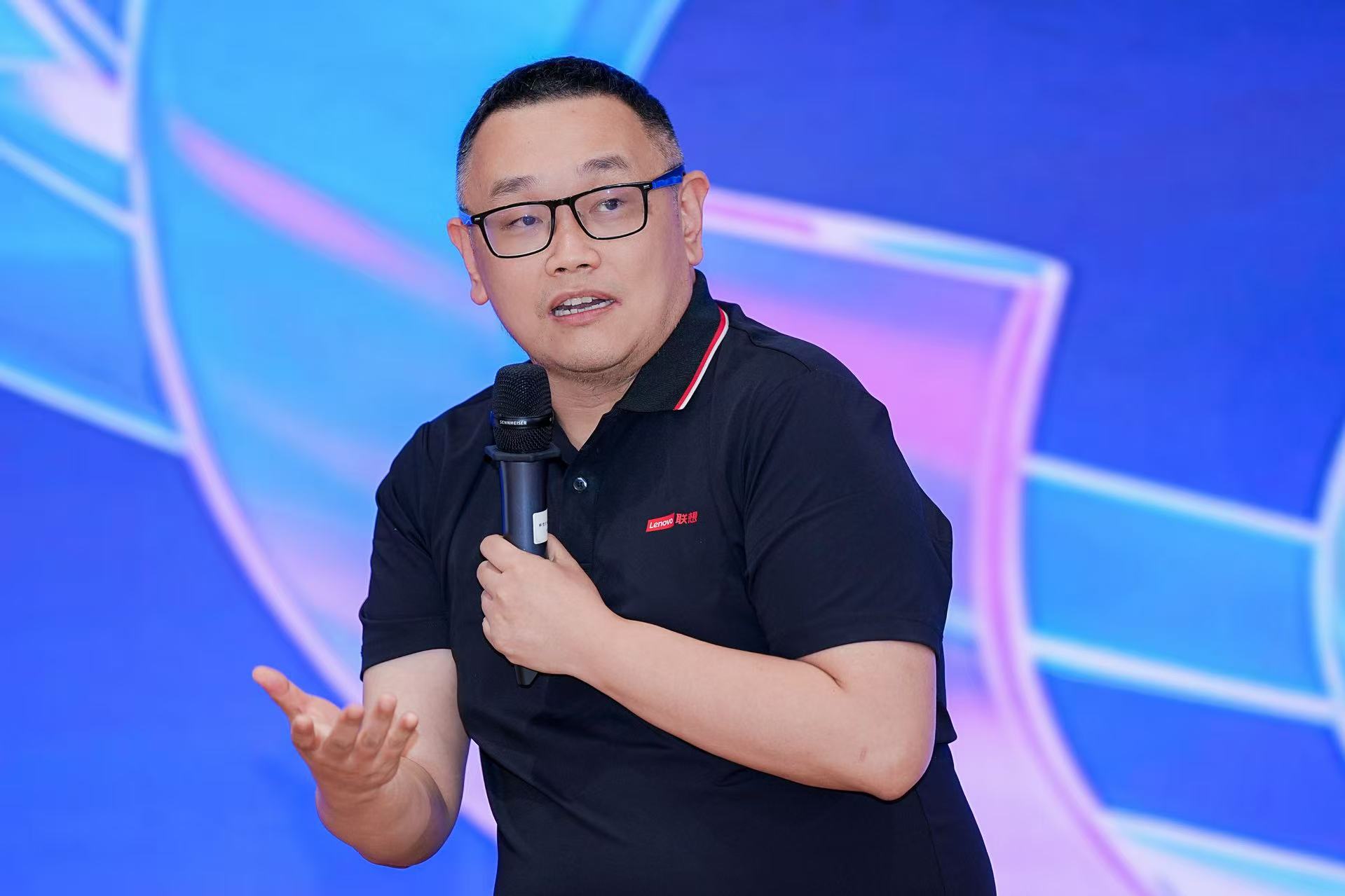 AI算力架构迈向端-边-云协同，联想携手IDC发布《AI主机》白皮书