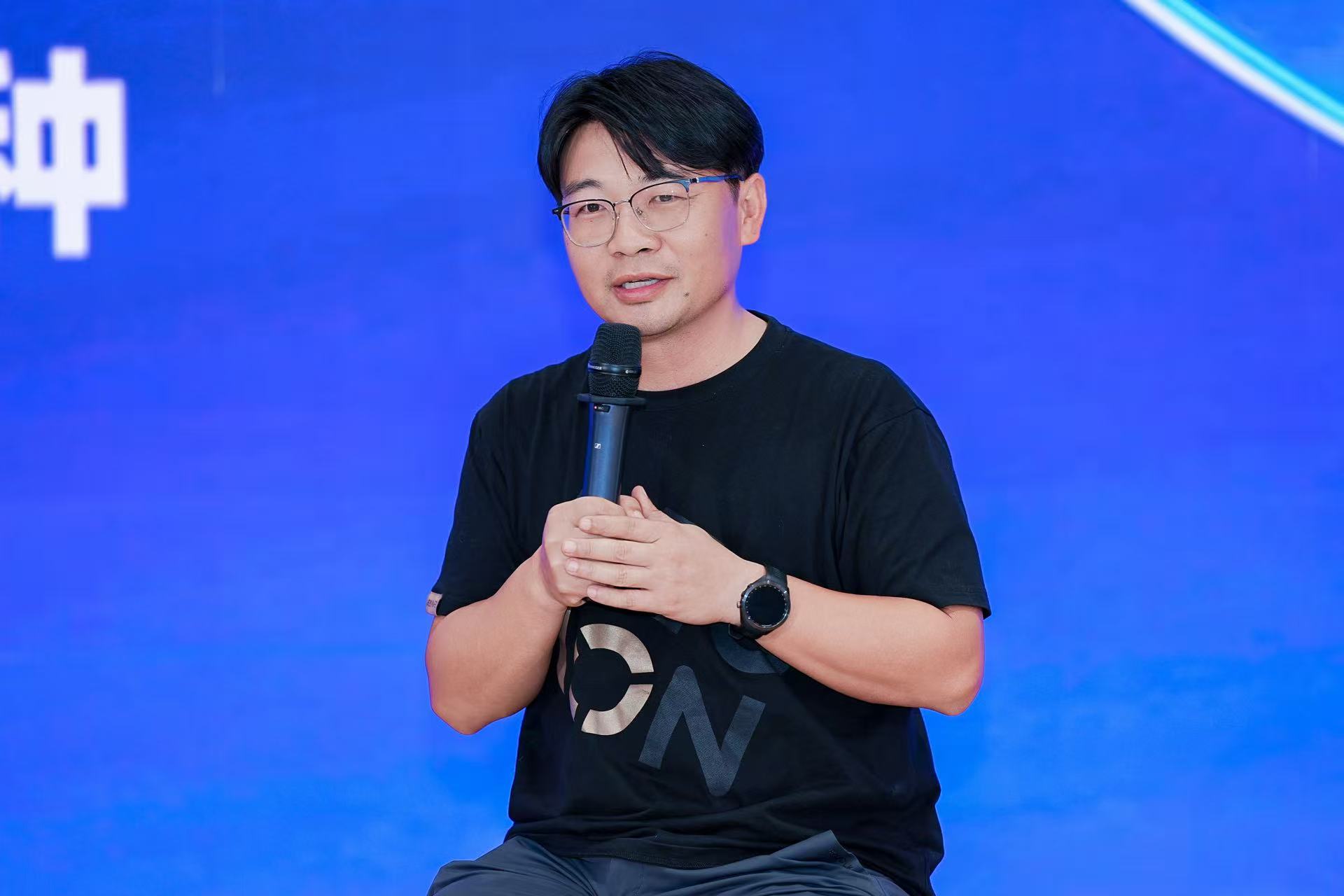 AI算力架构迈向端-边-云协同，联想携手IDC发布《AI主机》白皮书