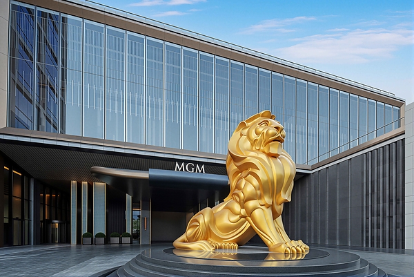 深圳太子湾美高梅酒店外立面,金色狮子雕塑矗立于MGM标识前 深圳太子湾美高梅酒店外立面,金色狮子雕塑矗立于MGM标识前