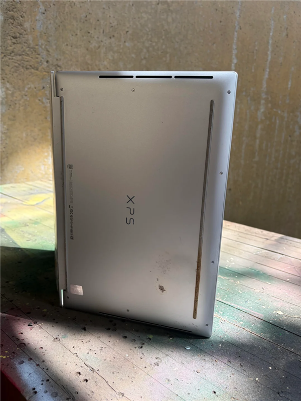 上着课突然冒烟！戴尔XPS 16笔记本发生严重烧毁：机身内部已碳化