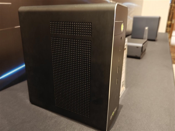 本地跑3000亿参数模型成真！AMD锐龙AI Max PRO 400新品首秀：智能体AI走进真实工作流