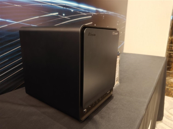 本地跑3000亿参数模型成真！AMD锐龙AI Max PRO 400新品首秀：智能体AI走进真实工作流