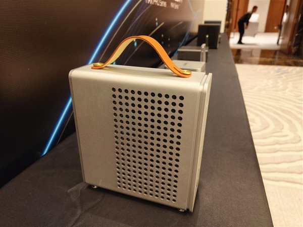 本地跑3000亿参数模型成真！AMD锐龙AI Max PRO 400新品首秀：智能体AI走进真实工作流