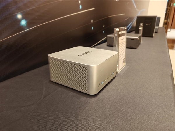 本地跑3000亿参数模型成真！AMD锐龙AI Max PRO 400新品首秀：智能体AI走进真实工作流