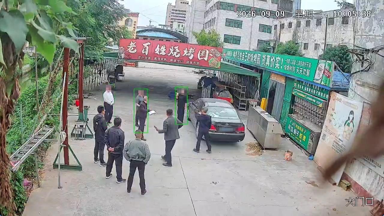 ▲9月9日，有未着制服的约8人来到店铺