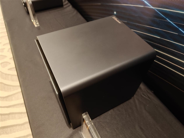 本地跑3000亿参数模型成真！AMD锐龙AI Max PRO 400新品首秀：智能体AI走进真实工作流