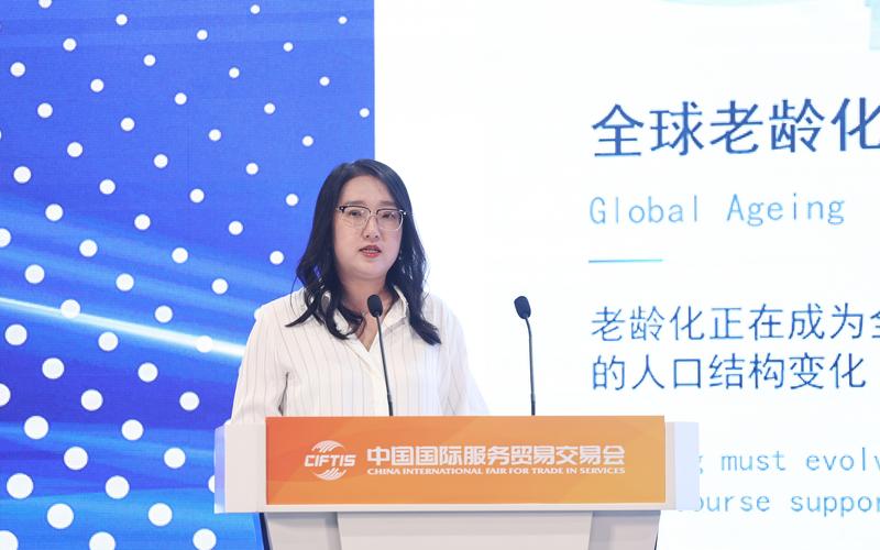 中国老龄产业协会智家委秘书长李佳妮在论坛上做报告发布。