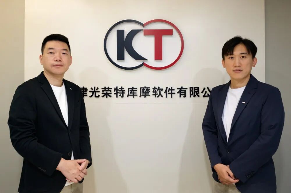 制作人岳春辉（左）与导演岳凯（右）