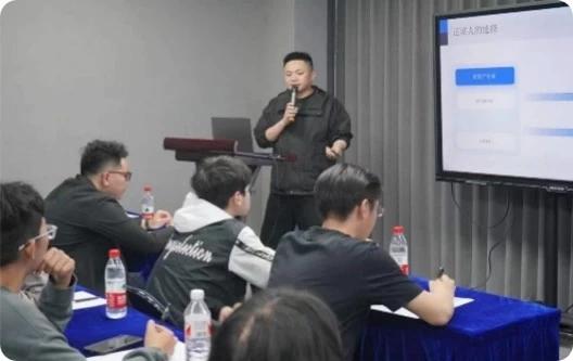 图 3 团队成员在合作企业开展项目宣讲与洽谈