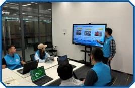 图 3 团队成员围绕技术方案开展头脑风暴