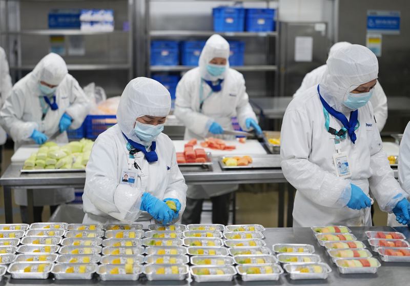 工作人员制作飞机餐。新京报记者 陶冉 摄
