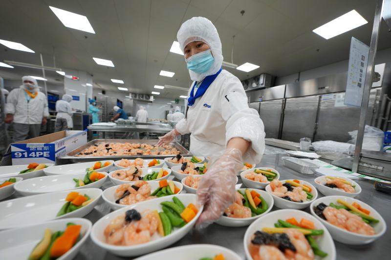 大兴机场航空食品有限公司内，工作人员正在制作航空餐食。新京报记者 陶冉 摄