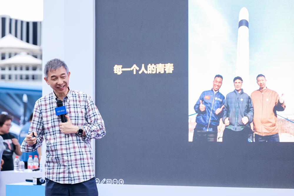 王坚外滩大会露天对话“年青人”：去做那些并非理所当然的AI