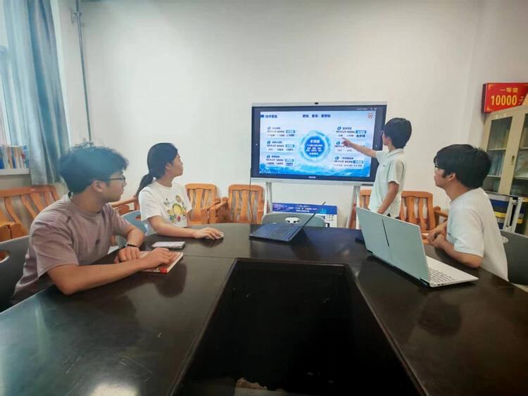 图 1 项目组召开研讨会，汇报技术方案与阶段性成果