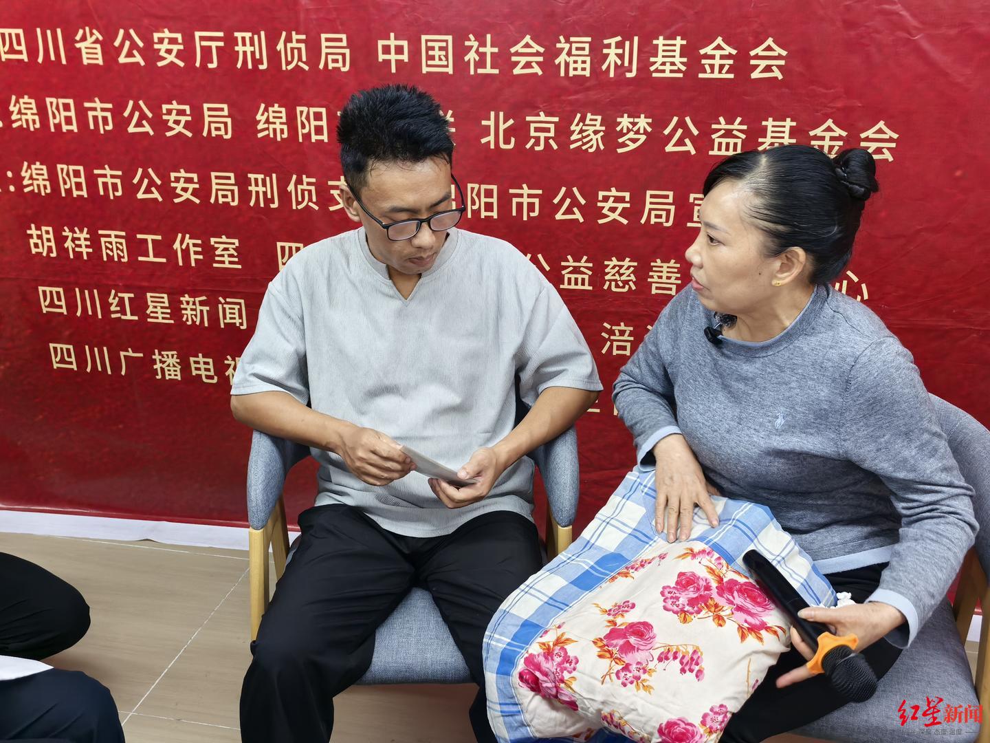 ▲刘华清带着给儿子亲手缝的抱被