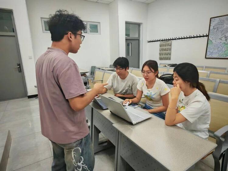 图 2 团队成员在实验室讲解水下机器人的关键技术问题