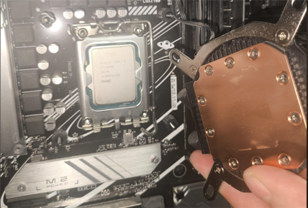 裸跑3年没硅脂！i7-12700K真能抗：全靠降频保命
