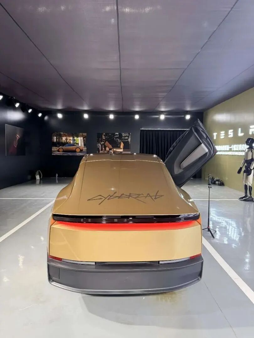 金色的 Cybercab 和旁边的擎天柱机器人相得益彰｜图片来源：极客公园