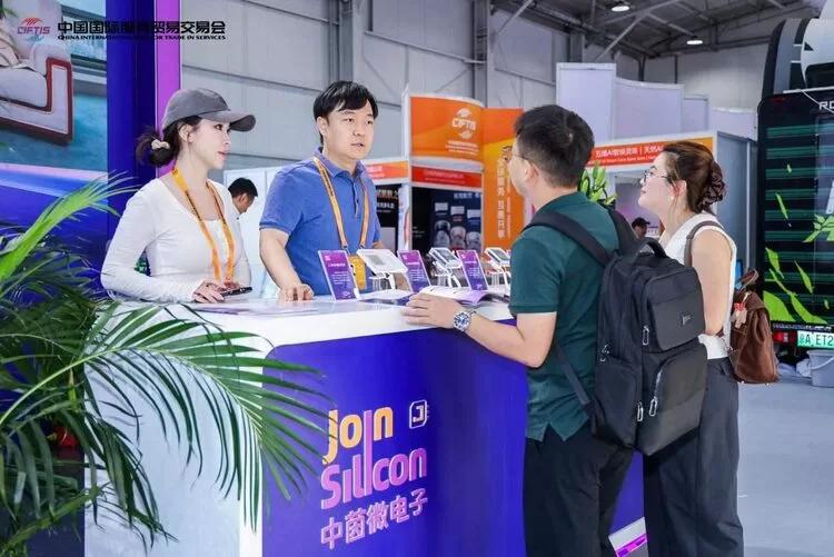 专业观众与工作人员深度交流