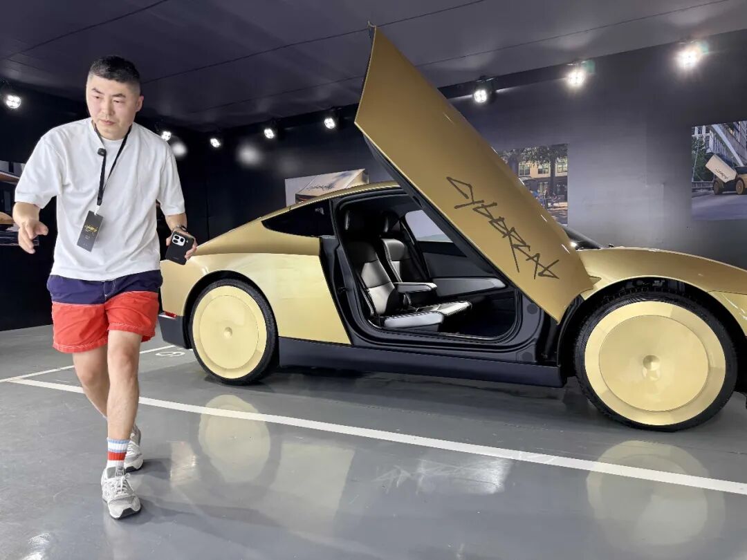 Cybercab 的蝴蝶门看起来非常炫酷｜图片来源：极客公园