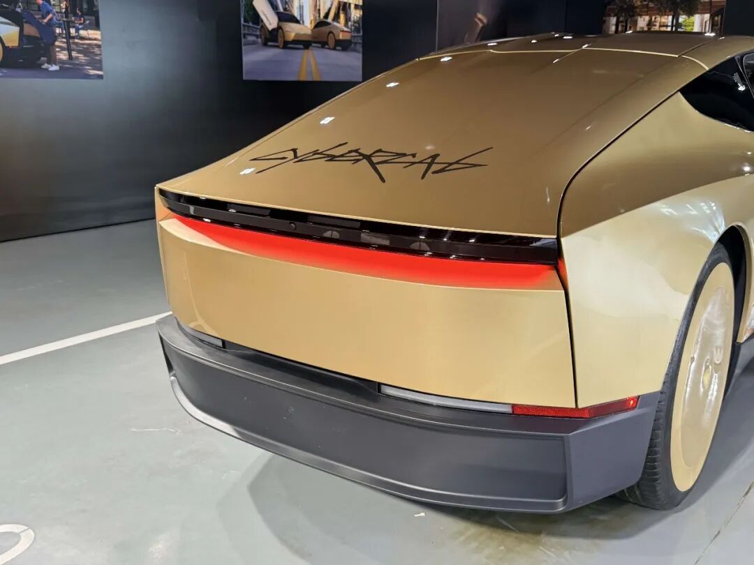 前面是 Model 的圆润，后面是 Cybertruck 的硬朗｜图片来源：极客公园