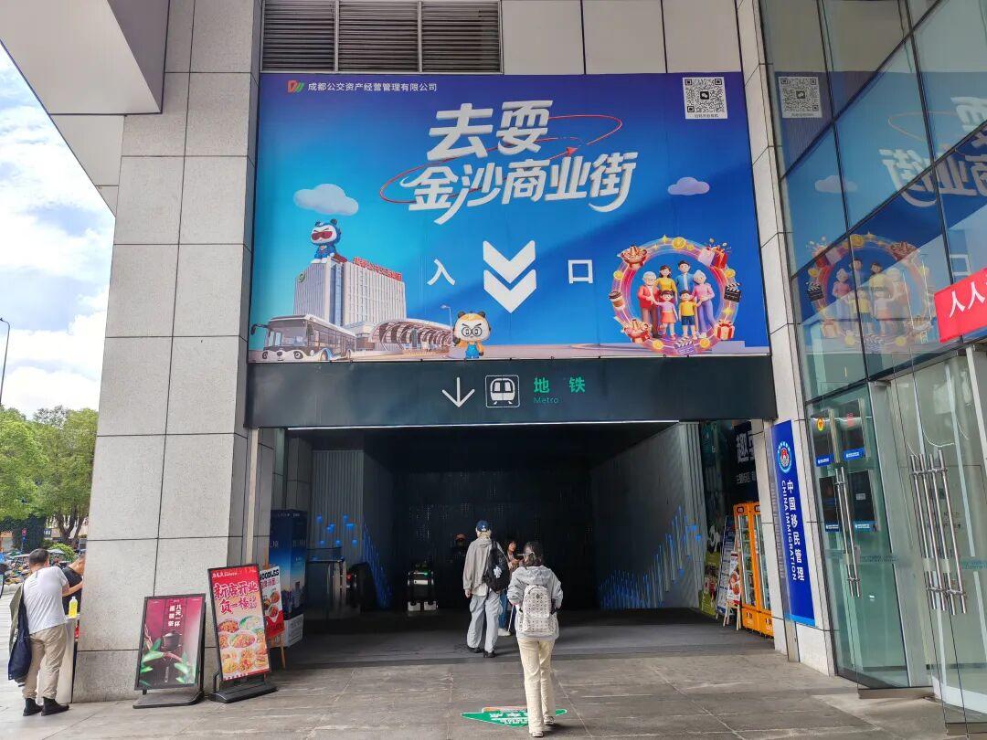 进入负一楼的街区，已经有咖啡、便利店、面馆、快剪等门店开业，还有一些店铺正在装修中，包括茶饮、快餐、通信等品类。