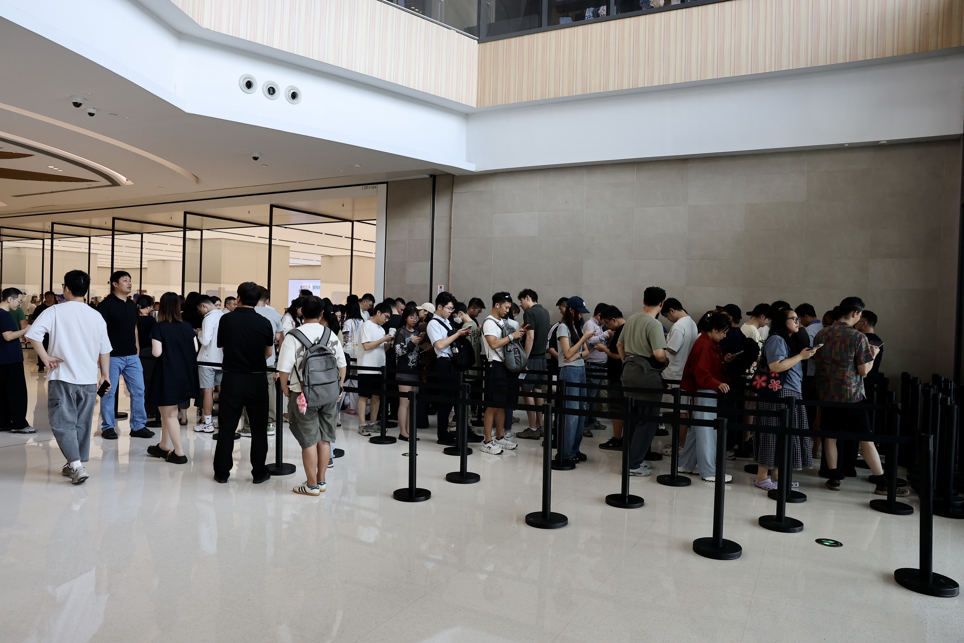 Apple上海七宝领展广场店门口排队的人。第一财经记者任玉明摄
