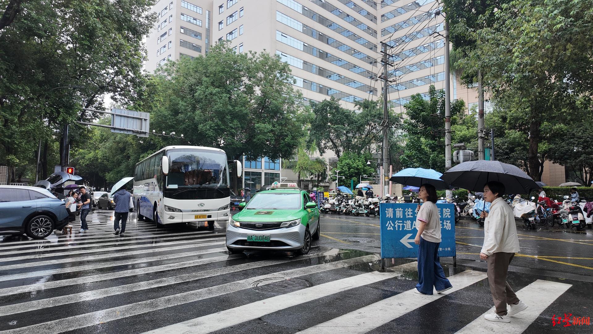 ▲9月10日，四川大学华西医院本部，现场整体通行秩序良好，并未出现大面积停滞拥堵