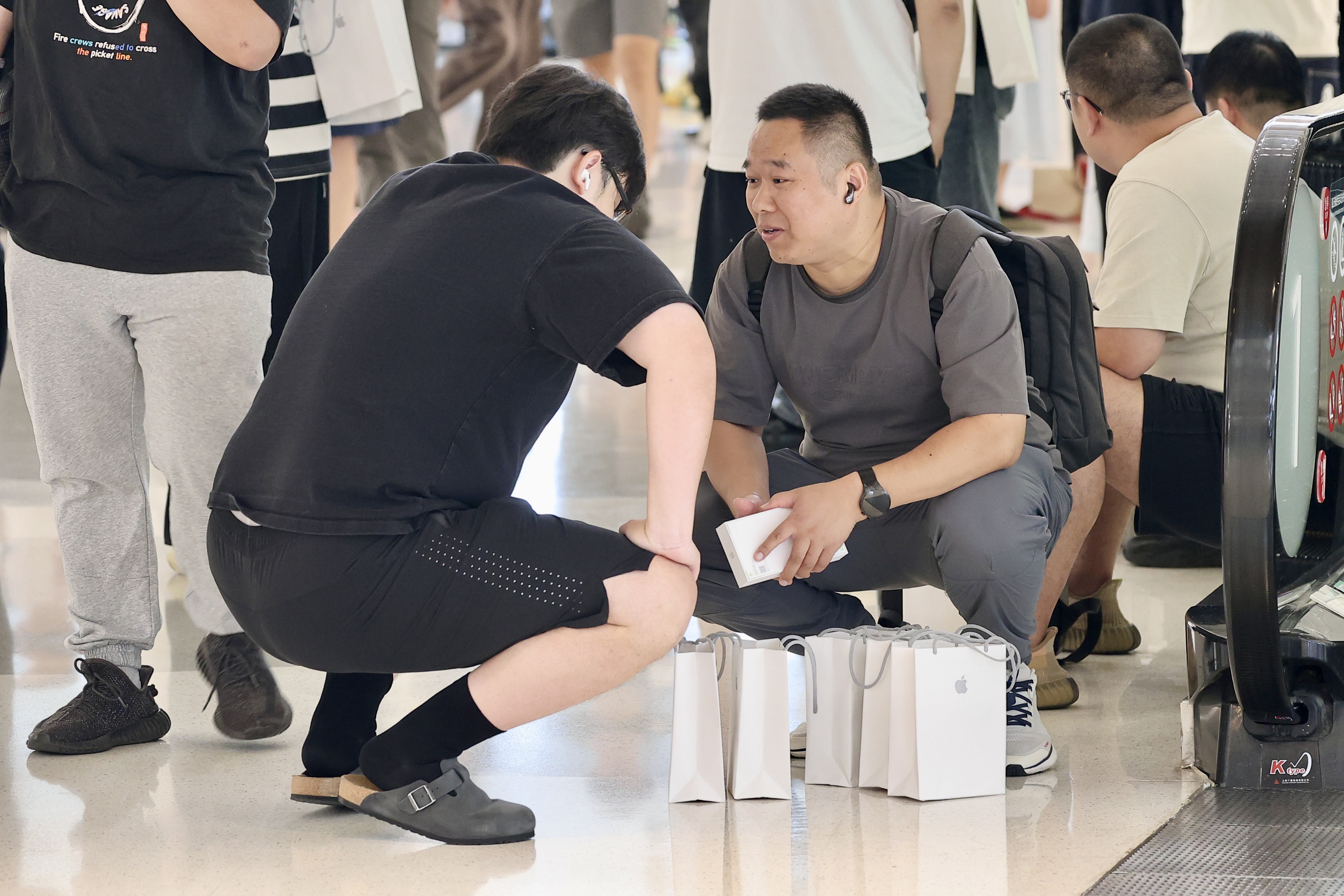 Apple上海七宝领展广场店门口的黄牛。第一财经摄影记者任玉明摄