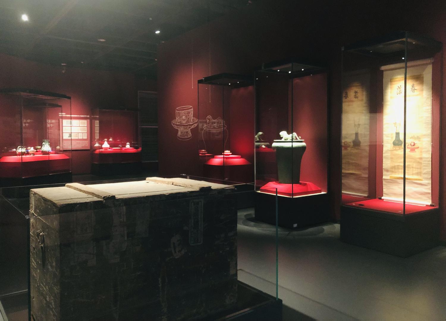 一只当年存放文物的旧木箱也在现场一同展示