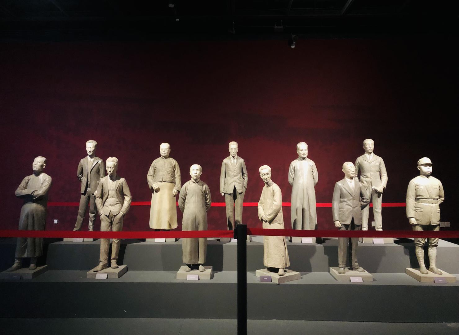 这组雕塑展示了马衡等11位为文物南迁做出重要贡献的人物形象