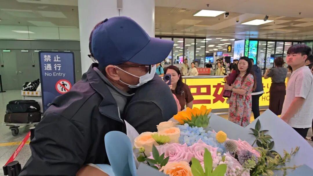 ▲陆海涛乘飞机回到河南 图据大象新闻