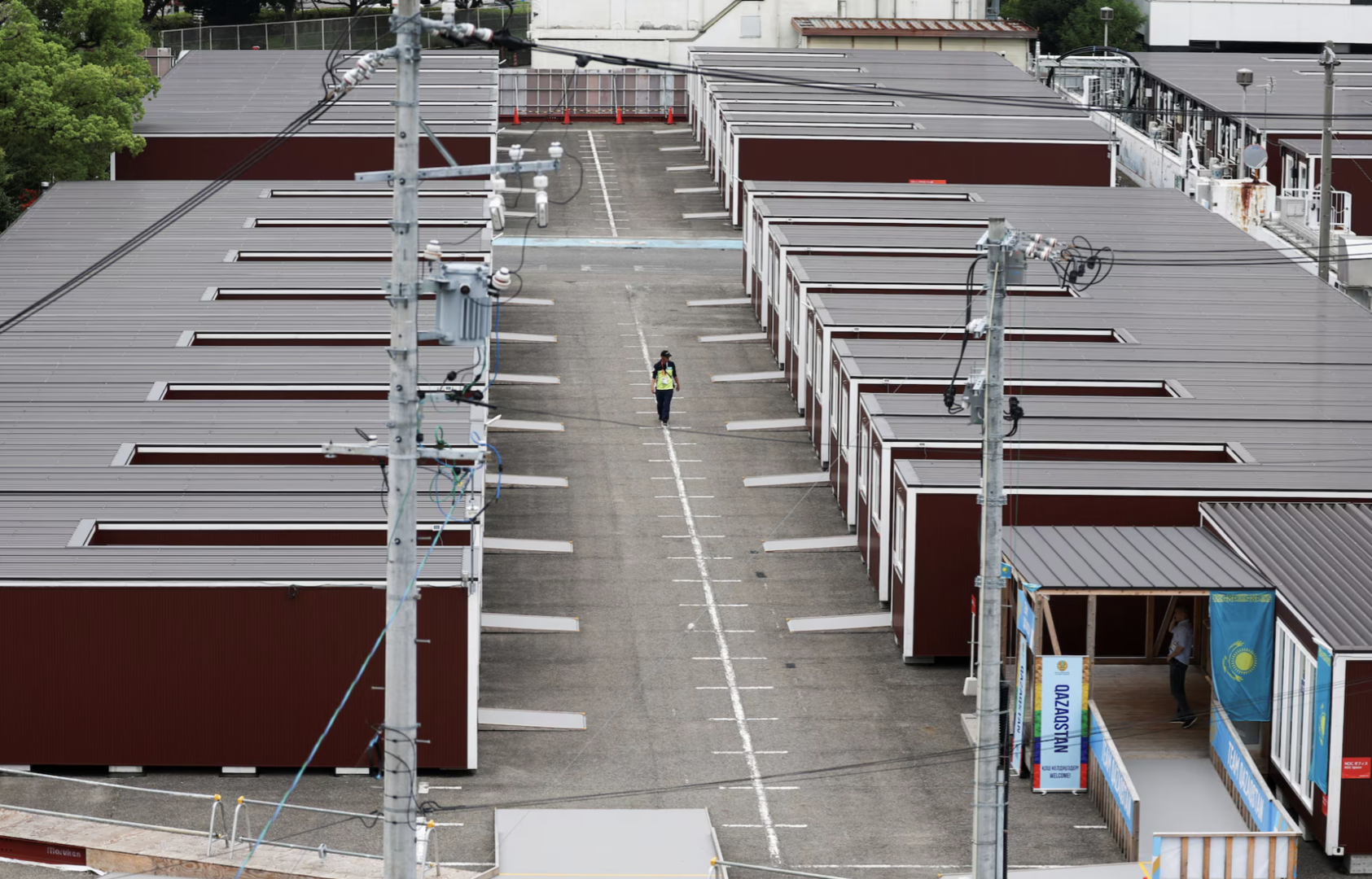 ▲日本名古屋，为亚运会运动员搭建的木质集装箱式临时住宿设施