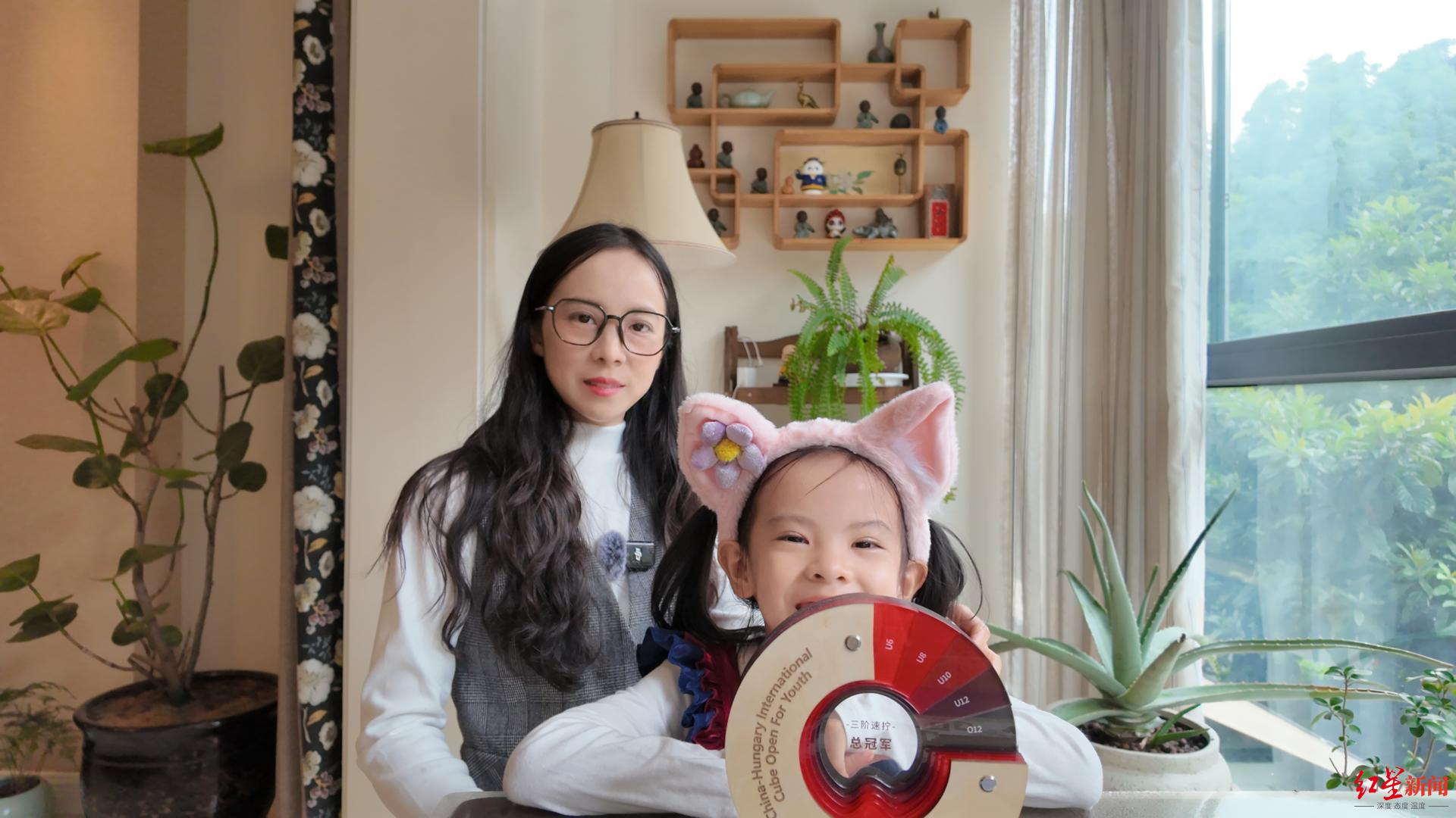 ▲连允之和妈妈林洋西。帅毅恒 摄