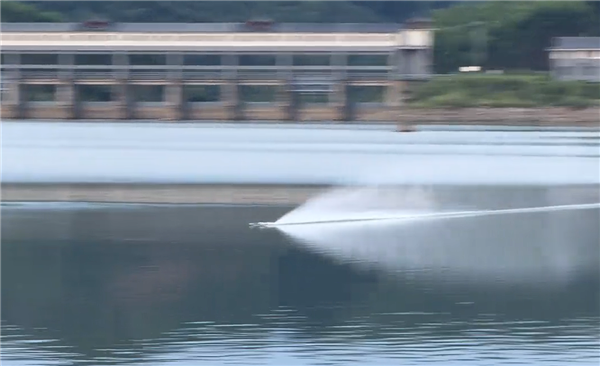 博主手搓遥控虾艇水面狂飙325km/h：跻身全国前三