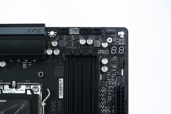 16+2+2相供电 配4路M.2！技嘉B850 AORUS ELITE X3D图赏
