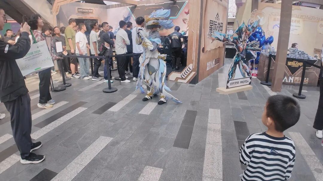 校园行现场时不时也能看到受到现场气氛感染好奇驻足的小朋友