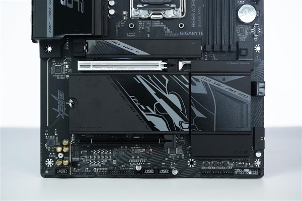16+2+2相供电 配4路M.2！技嘉B850 AORUS ELITE X3D图赏
