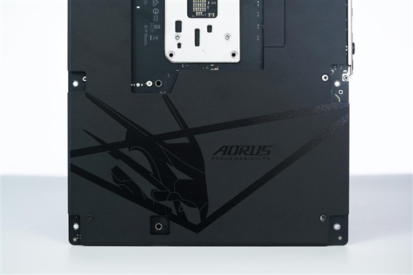 16+2+2相供电 配4路M.2！技嘉B850 AORUS ELITE X3D图赏