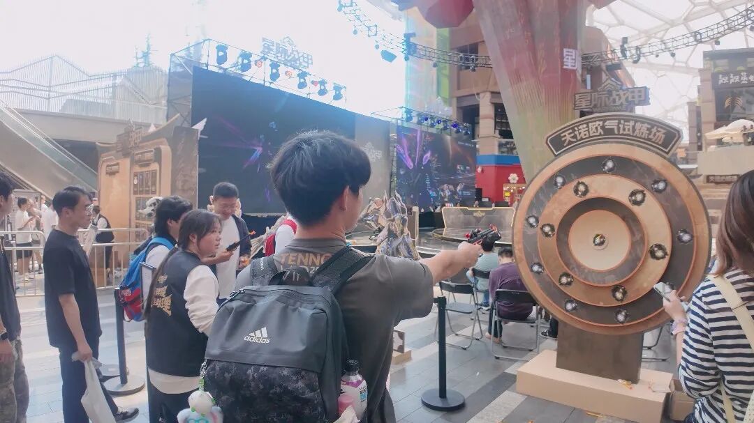 和需要邀请参加的TennoVIP不同,校园行是个面向公众开放的活动,在现场可以拍合影、参加各种互动游戏、领取周边