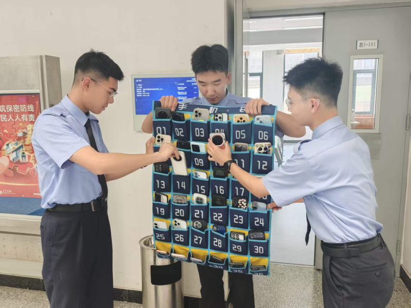 北京航空航天大学飞行学院要求课前同学们将手机放入收纳袋。图/北航飞院微信公众号