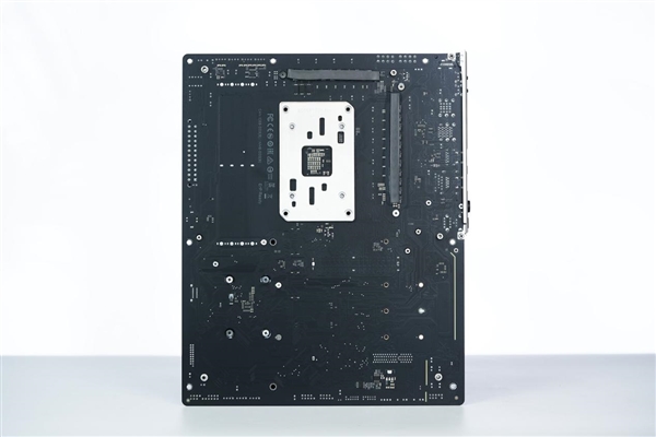 16+2+2相供电 配4路M.2！技嘉B850 AORUS ELITE X3D图赏