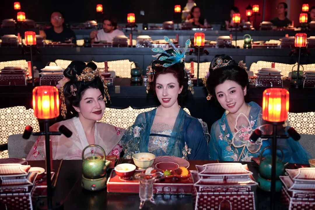 Rebecca、Megan、Zi体验唐装