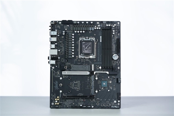 16+2+2相供电 配4路M.2！技嘉B850 AORUS ELITE X3D图赏