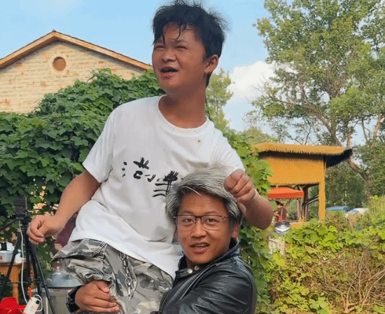 黄银勋专程上门拜访“小马云”范小勤 世纪会晤抱上了